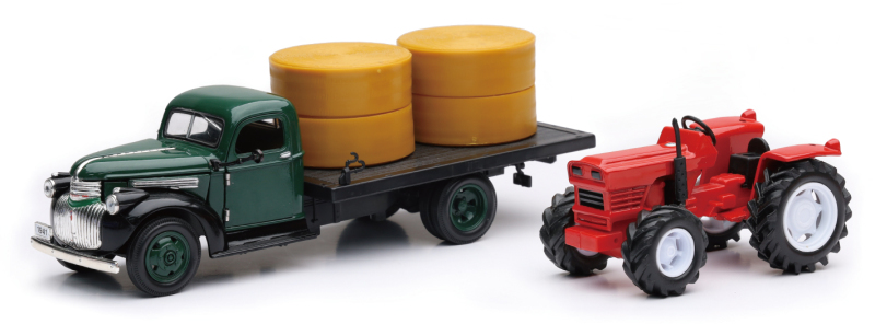 1941 Chevrolet Flatbed with Farm Tractor/ Scale - 1:32 - Click Image to Close