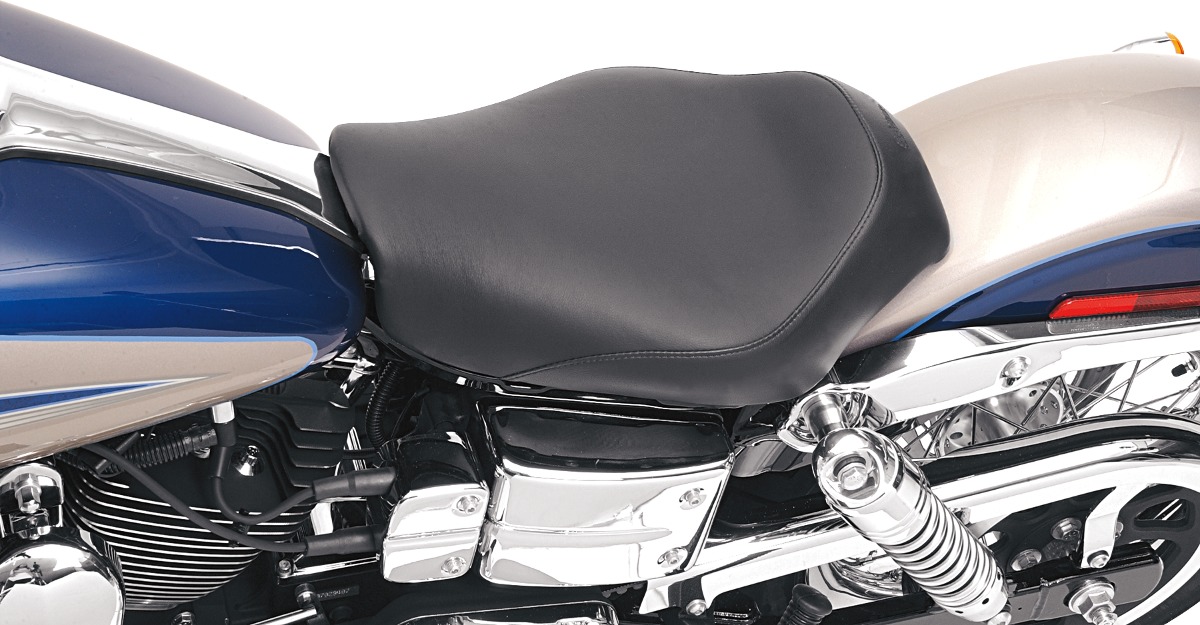 Wide Renegade Smooth Solo Seat Black Gel Low - For 06-17 Harley Dyna - Click Image to Close