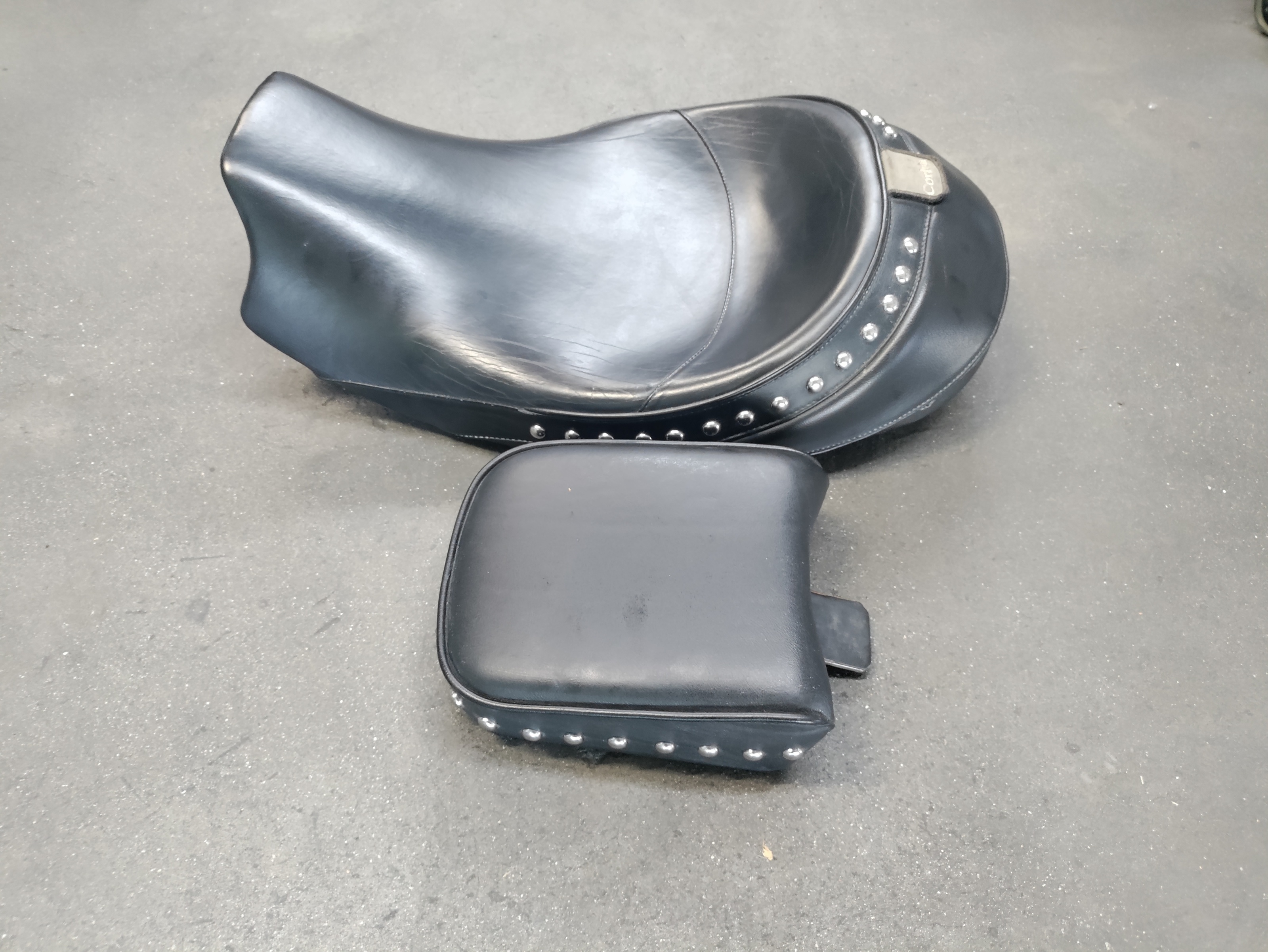 Classic Studded Solo Seat W/ 50s Pillion Pad For 97-05 Road King - Click Image to Close