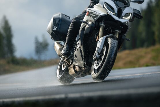 Bridgestone Battlax T33R Sport Touring Tire 150/70ZR17 Rear - Image 2