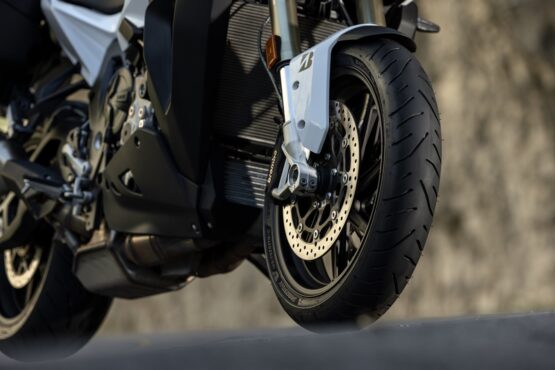 Bridgestone Battlax Sport Touring T33F 110/80R19 59V Front Tire - Image 3