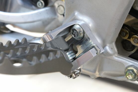 WORKS Offset Footpeg Mounts Yamaha YZ250F YZ450F 2023-2025 - Image 2
