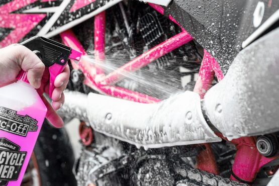 Muc-Off Nano Tech Motorcycle Cleaner Pink 1L with Trigger - Image 4