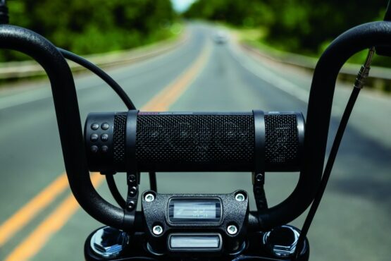 Kuryakyn Road Thunder Plus Sound Bar Satin Black - Image 12