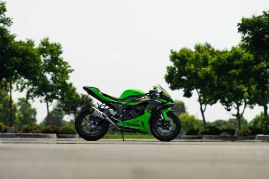 Yoshimura AT2 Slip-On Exhaust Stainless Kawasaki ZX-6R 2019-2025 - Image 2
