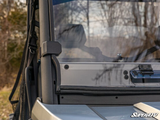 Scratch-Resistant Flip-Vented Full Windshield - Image 4